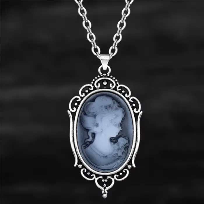 Collier Camée Ovale Vintage en Résine avec Chaîne de Serpent Plaquée Argent Antique pour Femmes Occasions Spéciales