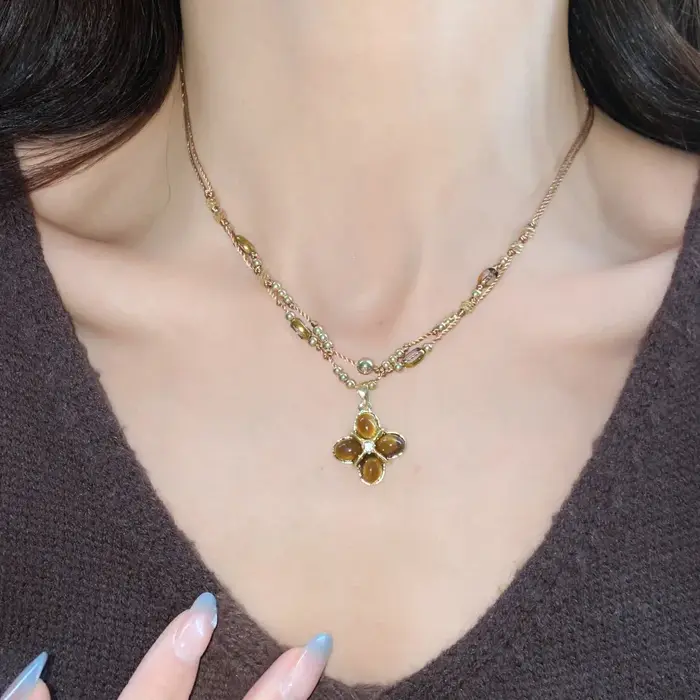 Colliers avec pendentif en forme de fleur en résine pour femmes