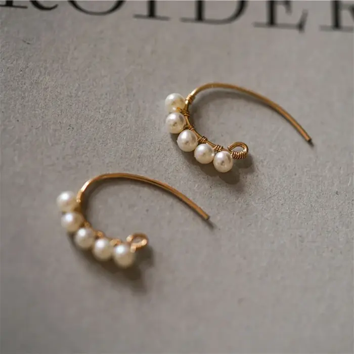 Boucles d'oreilles en perles d'eau douce minimalistes et vintage en or jaune clair faites à la main pour femmes occasions spéciales et quotidien