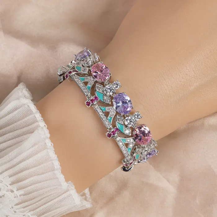 Bracelet à fermoir géométrique en zircon rose pour femme accessoire de mode chic et moderne polyvalent pour diverses occasions et styles