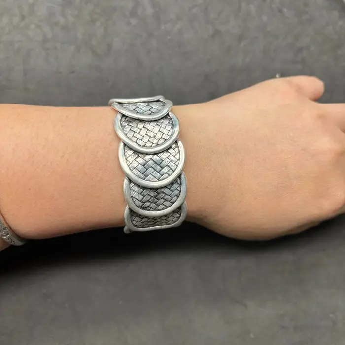 Bracelet large tissé à la main