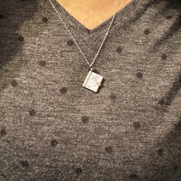 Collier avec pendentif en forme de cœur gravé avec des informations sur la petite-fille espagnole