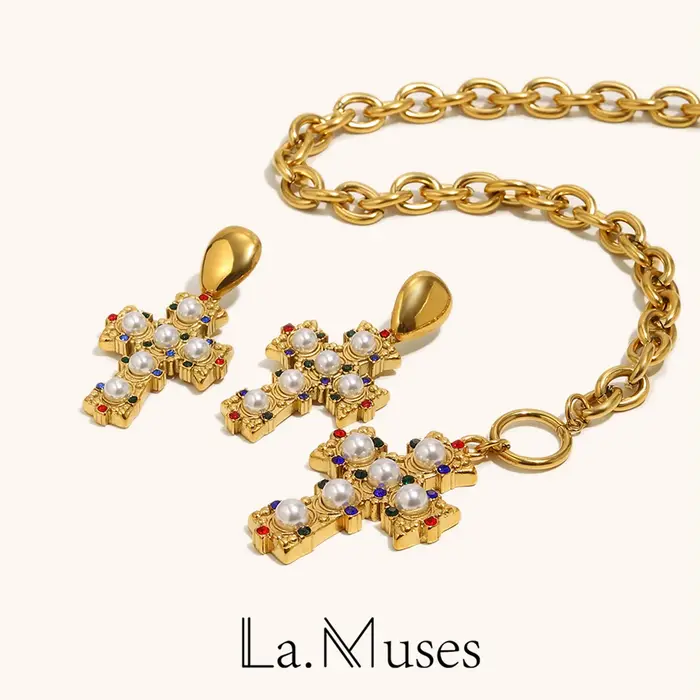 La. Collier et boucles d'oreilles pour femme en acier inoxydable avec pendentif croix incrusté de zircon coloré et de