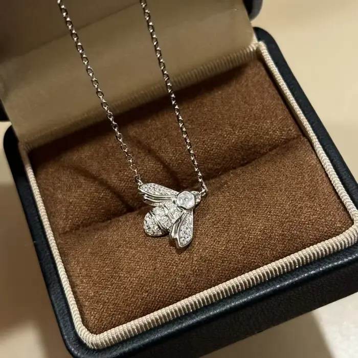 Collier pour femme au design abeille tendance