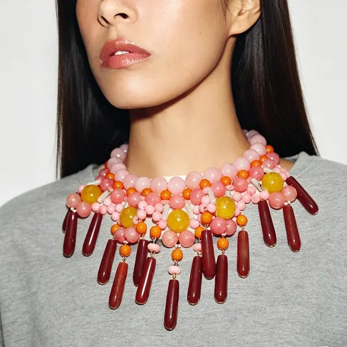 Collier ras du cou coloré en résine perlée pour femme