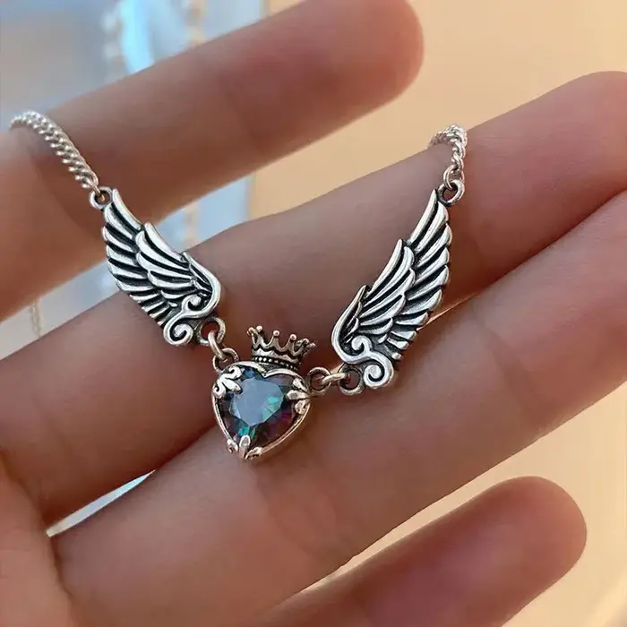Colliers gothiques vintage avec pendentif ailes d'ange et couronne de cœur pour femmes mode romantique et sombre bijoux à offrir pour occasions spéciales