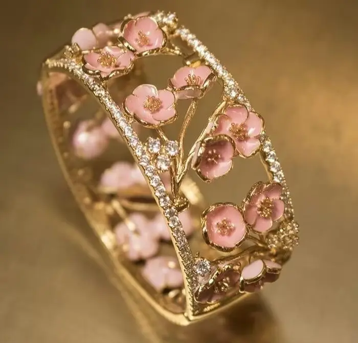 Bague élégante en cuivre de luxe pour femmes, avec fleurs roses et pierres artificielles incrustées, idéale pour les loisirs et les rendez-vous.