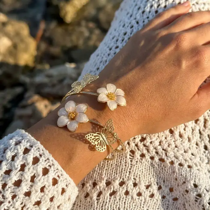 Bracelet manchette romantique en émail blanc avec fleurs et papillons pour femme, jonc ouvert doré, bijoux floraux style féerique