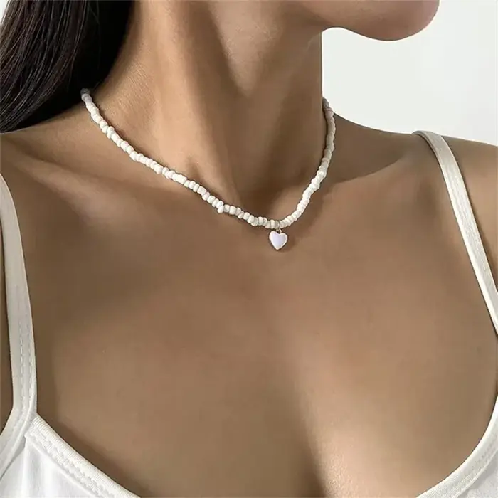 Collier avec pendentif en forme de cœur et de perles de rocaille