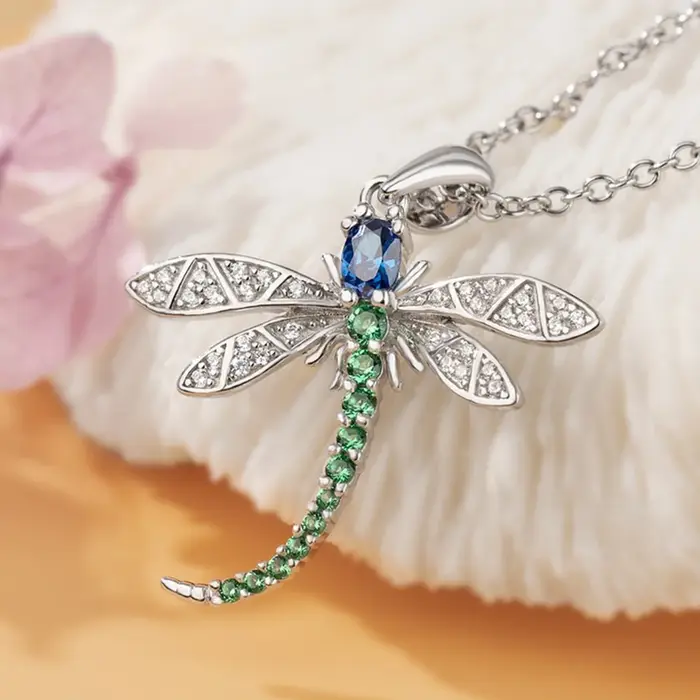 Huitan Collier Pendentif Libellule Coloré Exquis pour Femme, Sertie de Pierres CZ Étincelantes, Coll