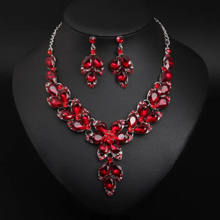 Ensemble collier et boucles d'oreilles de style pétale de fleur sertis de diamants. Bijoux imperméab