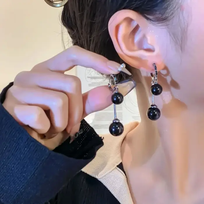 Boucles d'oreilles pendantes en perles noires pour femmes
