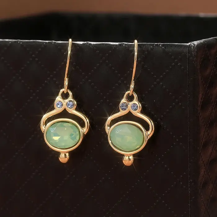 Boucles d'oreilles ovales classiques en or incrusté de pierres vertes pour femmes