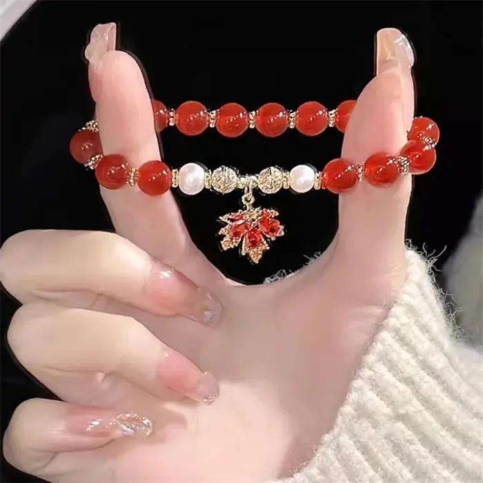 Bracelet rétro en perles de cristal rouge pour femmes, strass de luxe légers, pendentif feuille d'ér