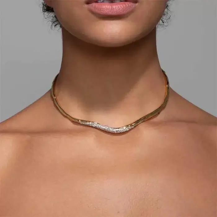 Bijoux modernes Design européen et américain en verre avec collier irrégulier en métal pour femmes