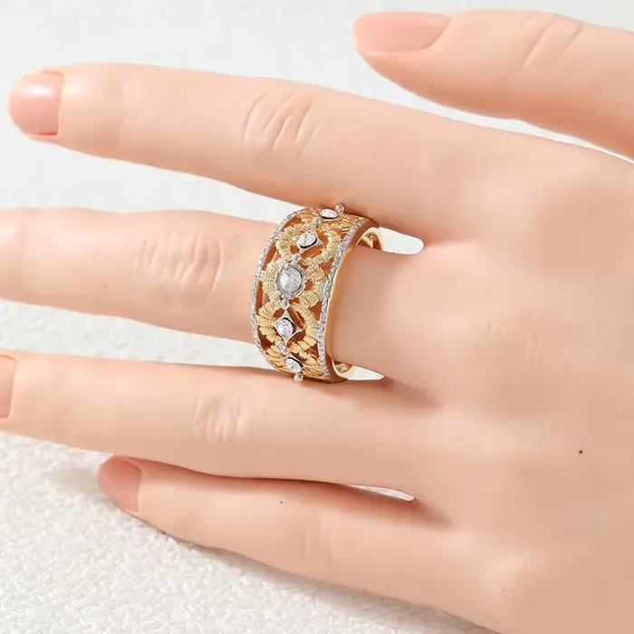 Bague de cocktail pour femme en zircone cubique avec fleur sculptée à la main pour usage quotidien et occasions spéciales partys et anniversaires