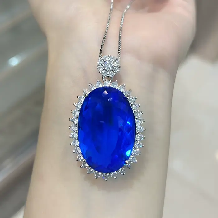 Ensemble Collier et Pendentif Jinjiahua en Pierre Naturelle Ovale Ultra Brillante de 50 Carats, Coup