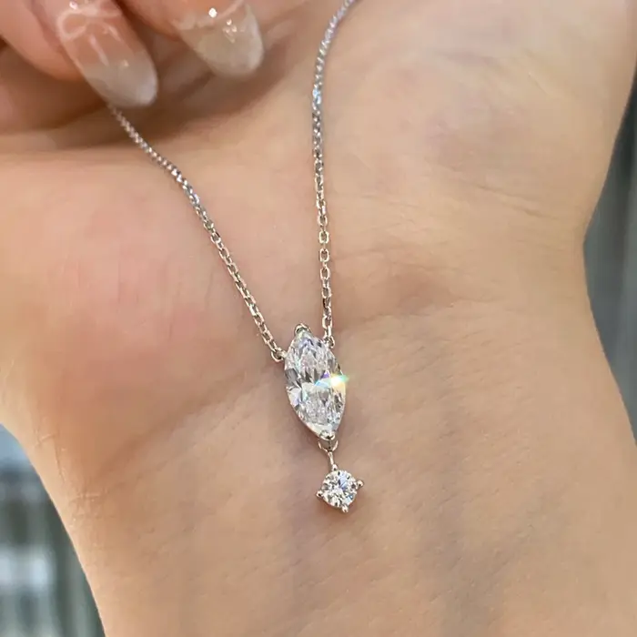 Collier avec pendentif Marquise/cout rond en Moissanite pour femmes