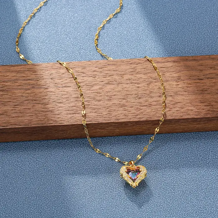 Collier en acier inoxydable avec pendentif cœur d'océan en zircone cubique pour femmes occasions spéciales bijou romantique et élégant