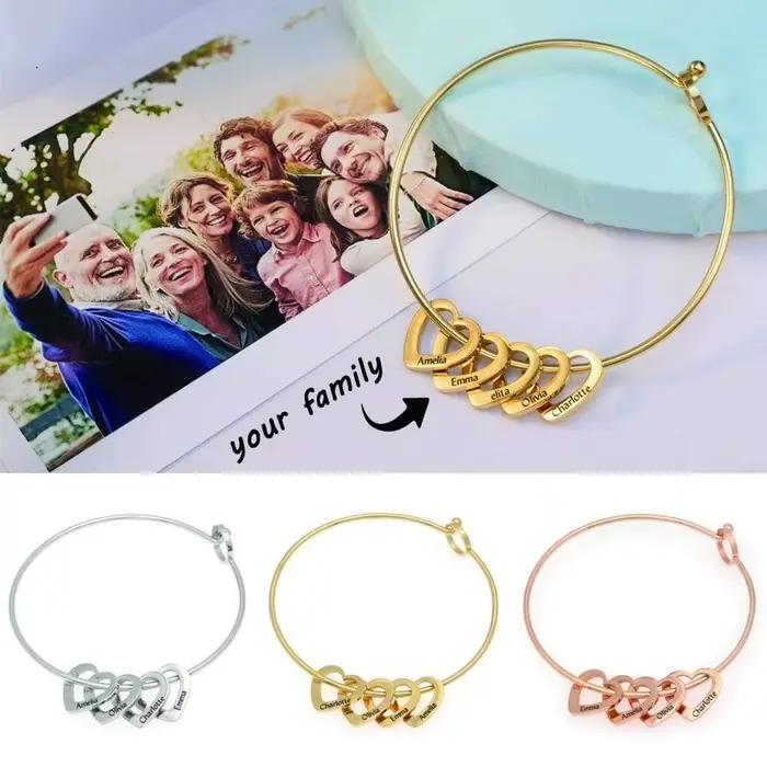 Bracelet personnalisé avec perles en forme de cœur et noms de famille