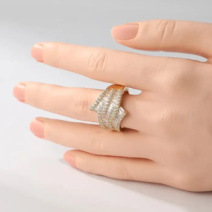 Bague de fiançailles élégante et luxueuse pour dames