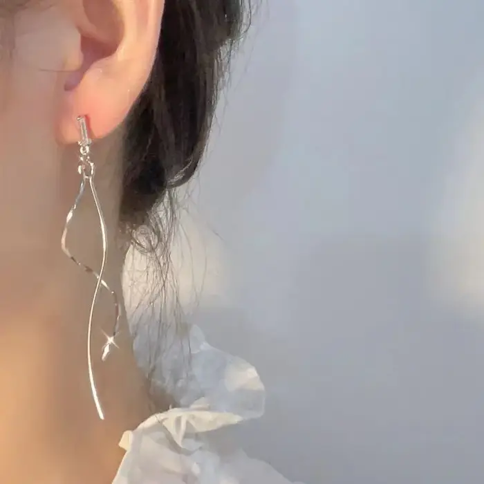 Boucles d'oreilles minimalistes à franges longues et ondulées pour femmes