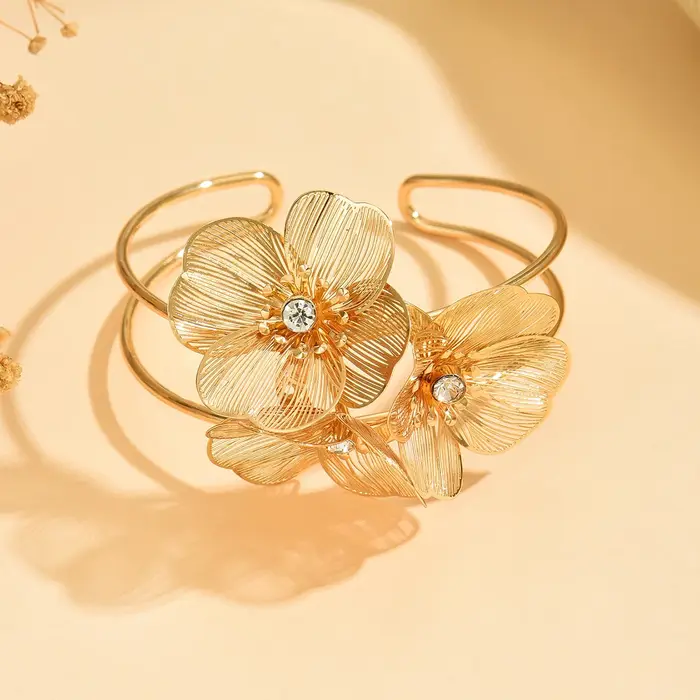 Bracelet manchette fleur dorée pour femme
