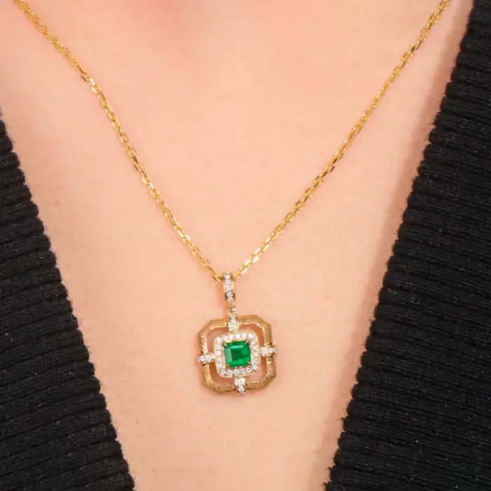 Collier élégant en argent sterling 925, style vintage, avec émeraude vive, motif carré brossé, halo 