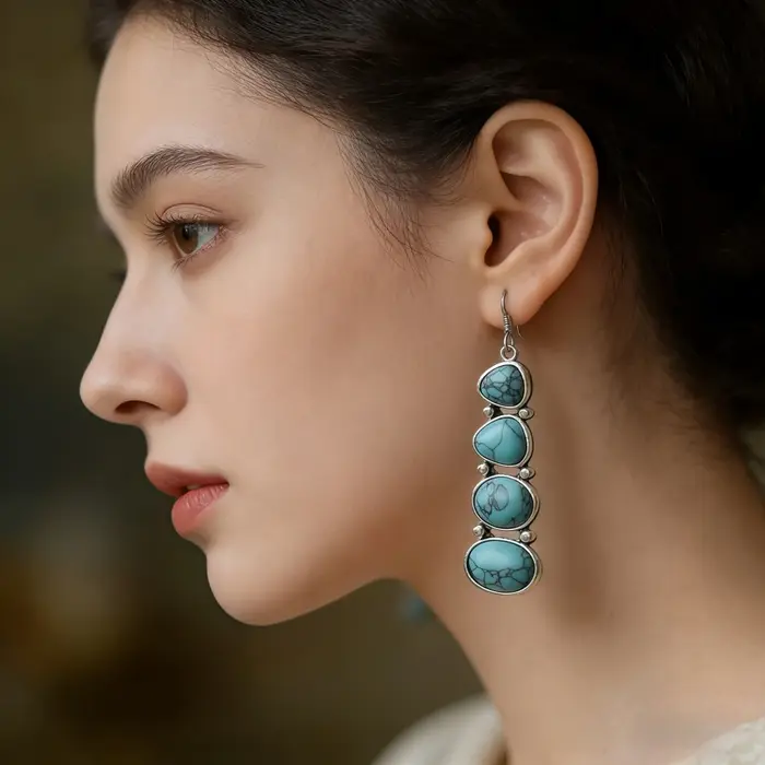 Boucles d'oreilles bohèmes en turquoise naturelle disponibles en trois couleurs : rouge