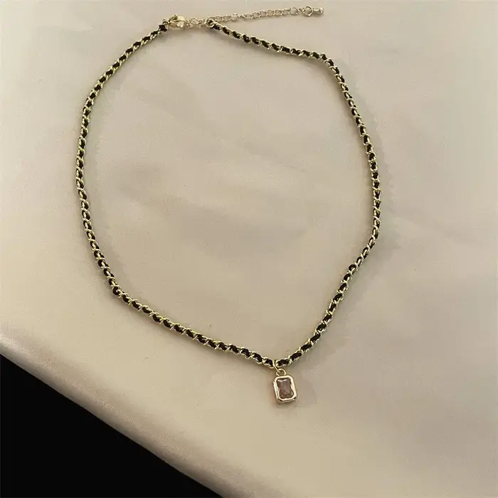 Collier vintage en zircon carré tressé noir et or luxueux chaîne de clavicule tendance bijou unisexe pour femmes élégantes occasions spéciales et mode quotidienne