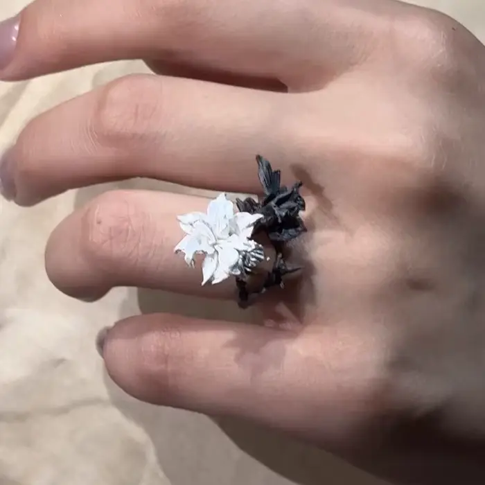 Bague fleur de mandala noire et blanche pour femme