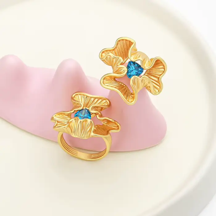 VAROLE Bague à bande florale à pétales ondulés pour femme Bague de déclaration géométrique italienne en laiton avec pierre précieuse bleue lumineuse