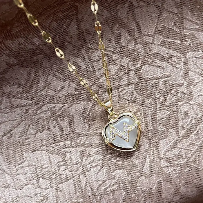 Collier avec Pendentif en Forme de Cœur en Verre Opale