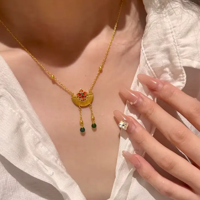 Collier en éventail brossé style ethnique avec petites fleurs et émail rose léger pour femmes, bijou de luxe avec pompons et chaîne de clavicule, idéal pour les anniversaires et autres occasions spéciales