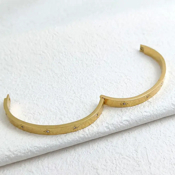 Bracelet en métal pour femme. Bracelet en zircon scintillant en forme d'étoile polaire fermée. Bijoux de mariage élégants et tendance, adaptés à votre femme.