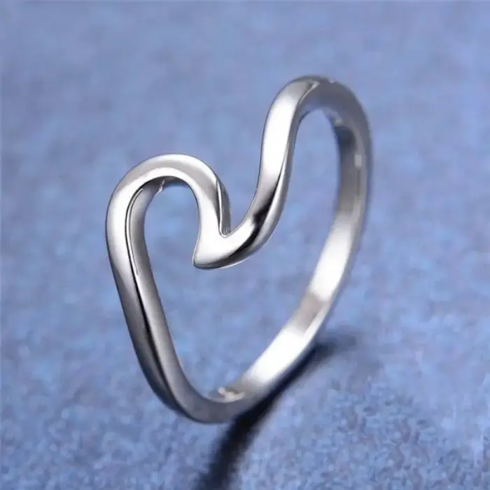 Bague ondulée élégante en acier inoxydable pour femme