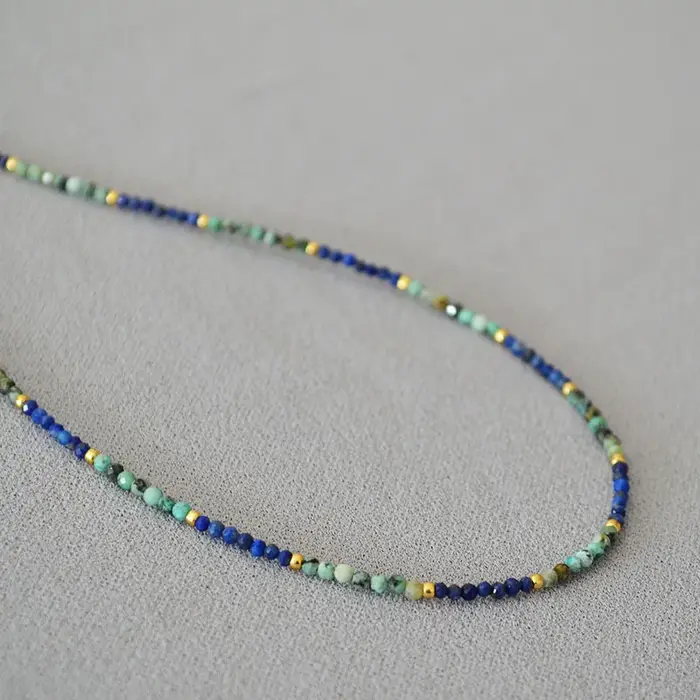 Collier minimaliste et de niche