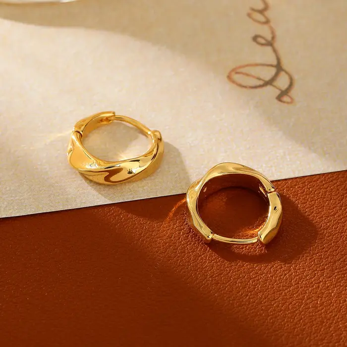 Boucles d'oreilles créoles Möbius en cuivre doré pour femmes élégantes, bijoux minimalistes, accessoires de luxe pour toutes occasions