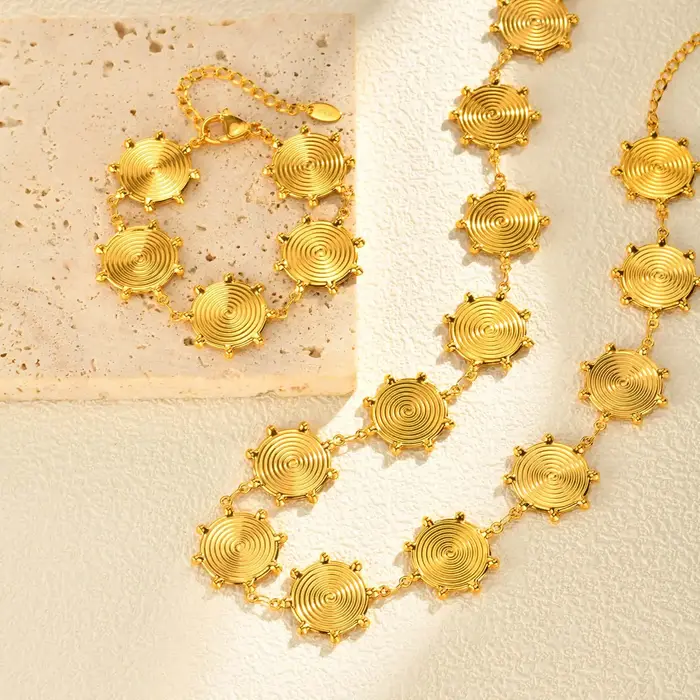 Collier avec pendentif à grand fil circulaire plaqué or 18 carats pour femmes
