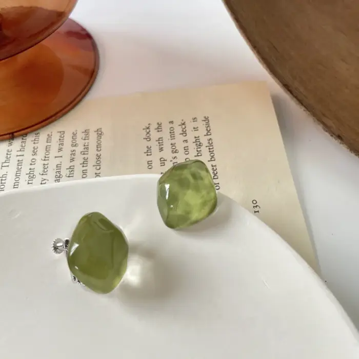 Boucles d'oreilles à clipser élégantes en résine