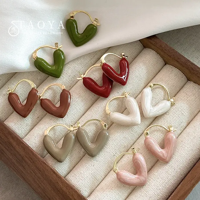 Boucles d'oreilles pendantes en forme de cœur en émail rouge vin romantique français