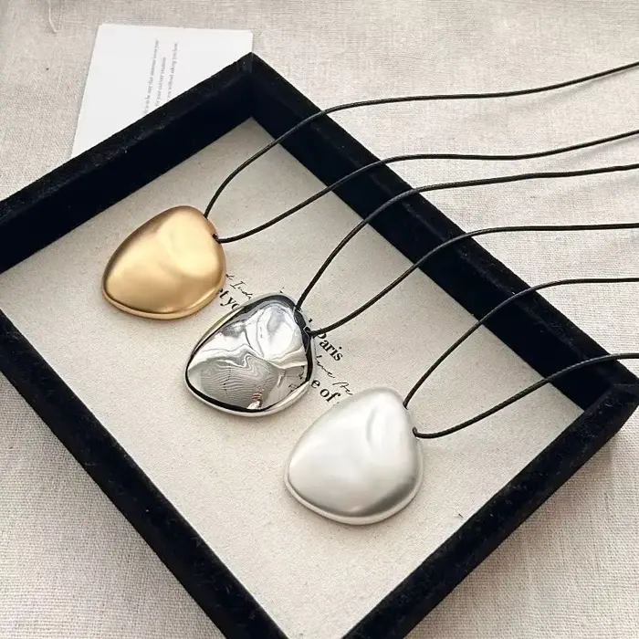 Collier pendentif irrégulier en métal mat pour femmes et filles, longue chaîne minimaliste, chaîne de pull superposée, bijoux à la mode