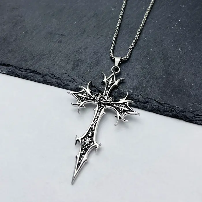 Collier gothique avec pendentif croix Double face