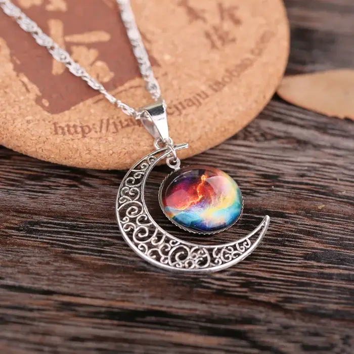 Collier bohème avec pendentif rond en verre de lune