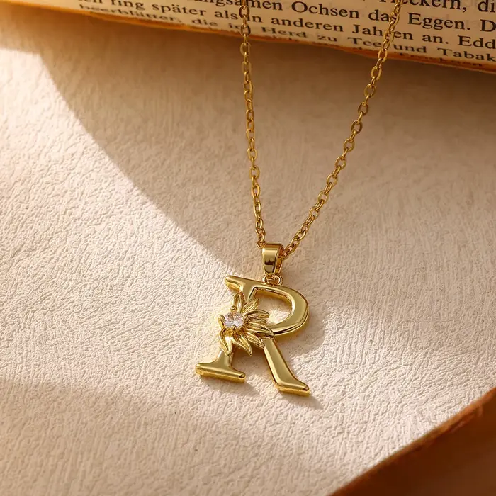 Collier initial en or fin avec pendentif fleur de marguerite