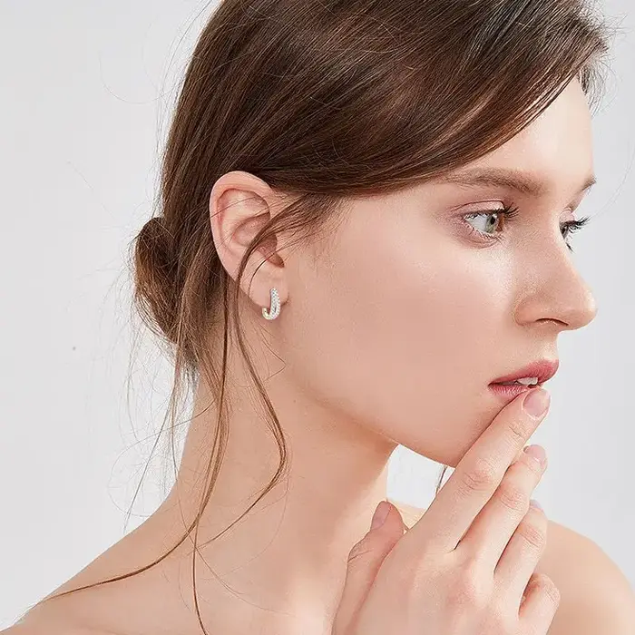Boucles d'oreilles en argent en forme de U incrustées de moissanite et de diamants double rangée