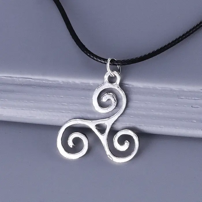 Mode charme adolescent loup Triskele collier Triskelion Allison Argent bijoux cadeaux