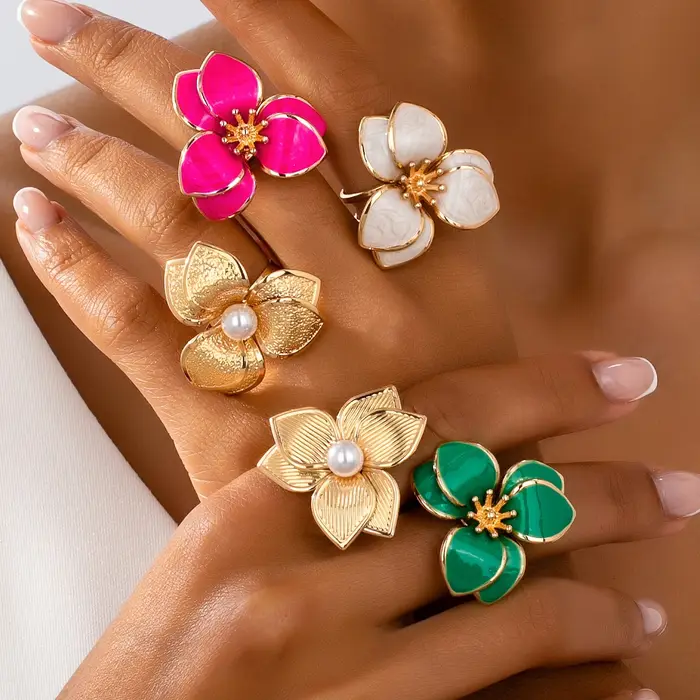 Une bague ouverte pour femme avec des motifs floraux dans différentes couleurs au choix