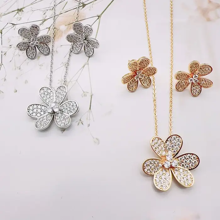 Ensemble de bijoux avec pendentif et boucles d'oreilles en trèfle à trois feuilles, polyvalent, à la