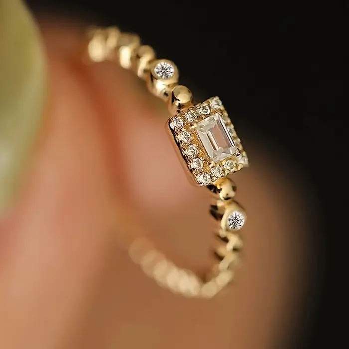 Une pièce de bijouterie en argent 925 ornée de pierres en zirconium, idéale pour un usage quotidien 